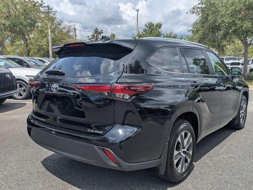 Midnight Black Metallic 2024 Toyota Highlander XLE