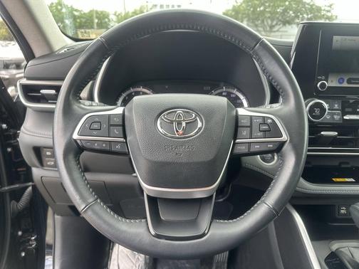 Midnight Black Metallic 2024 Toyota Highlander XLE