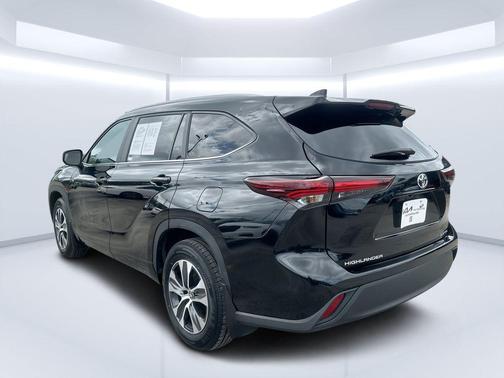 Midnight Black Metallic 2024 Toyota Highlander XLE