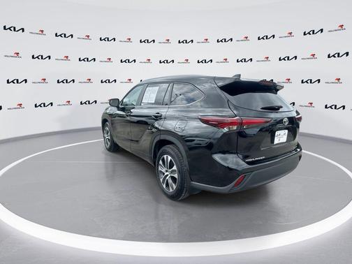 Midnight Black Metallic 2024 Toyota Highlander XLE