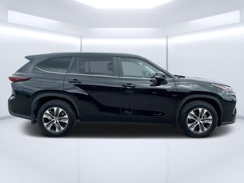 Midnight Black Metallic 2024 Toyota Highlander XLE
