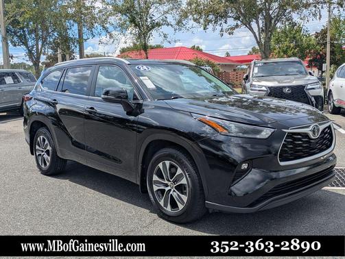 Midnight Black Metallic 2024 Toyota Highlander XLE