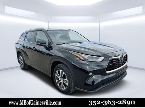 Midnight Black Metallic 2024 Toyota Highlander XLE