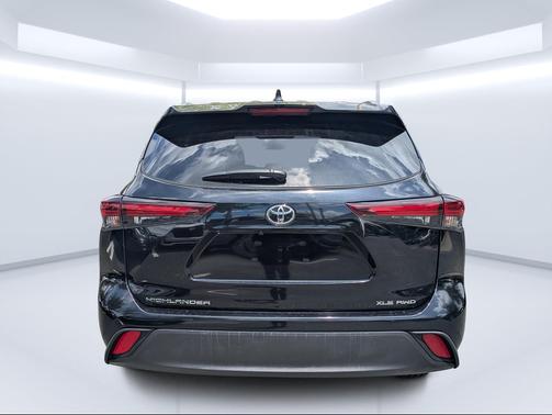 Midnight Black Metallic 2024 Toyota Highlander XLE
