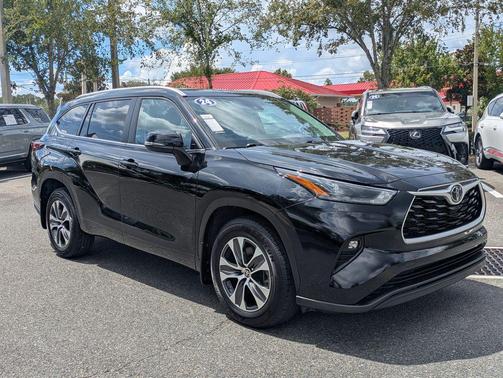 Midnight Black Metallic 2024 Toyota Highlander XLE