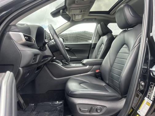 Midnight Black Metallic 2024 Toyota Highlander XLE