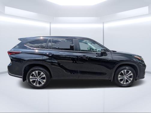 Midnight Black Metallic 2024 Toyota Highlander XLE
