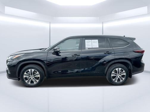 Midnight Black Metallic 2024 Toyota Highlander XLE