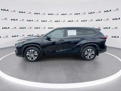 Midnight Black Metallic 2024 Toyota Highlander XLE