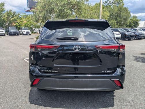 Midnight Black Metallic 2024 Toyota Highlander XLE