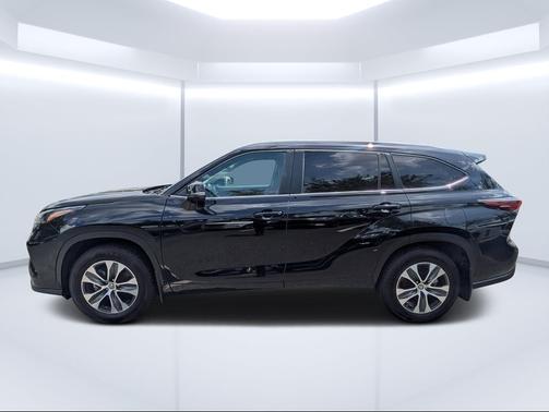 Midnight Black Metallic 2024 Toyota Highlander XLE