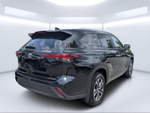 Midnight Black Metallic 2024 Toyota Highlander XLE