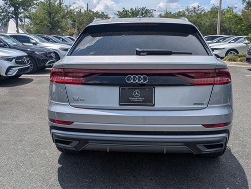 Florett Silver Metallic 2022 Audi Q8 55 Premium Plus