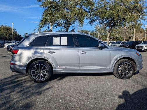 2022 Audi Q7 45 Premium Plus