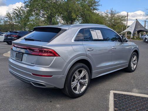 Florett Silver Metallic 2022 Audi Q8 55 Premium Plus