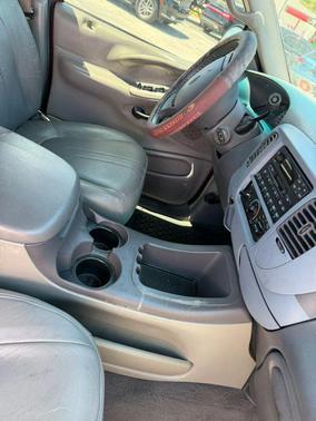 Red 2001 Ford Expedition XLT