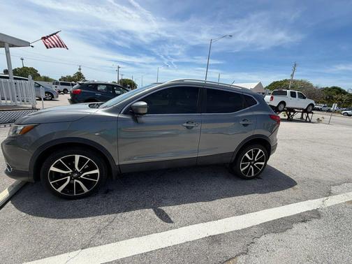 Gun Metallic 2017 Nissan Rogue Sport SL