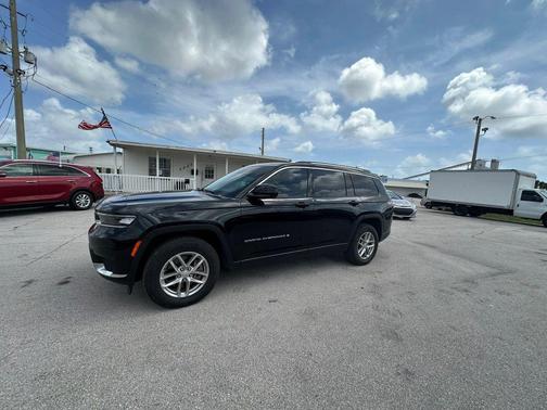 Diamond Black Crystal Pearlcoat 2021 Jeep Grand Cherokee L Laredo