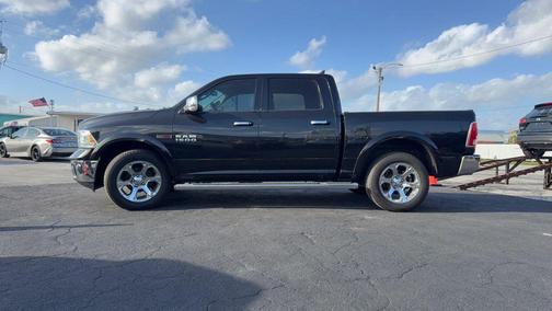 Brilliant Black Crystal Pearlcoat 2016 RAM 1500 Laramie