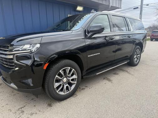 2023 Chevrolet Suburban LT