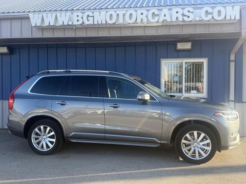 2016 Volvo XC90 T6 Momentum