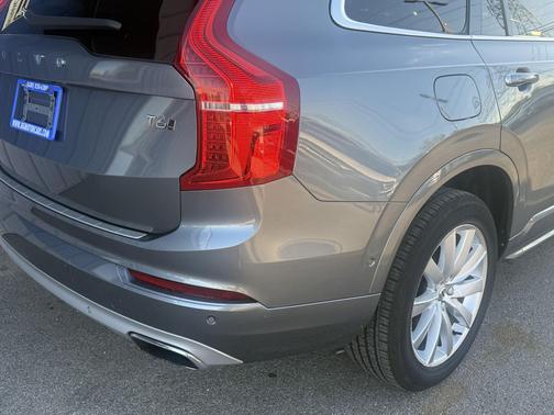 2016 Volvo XC90 T6 Momentum