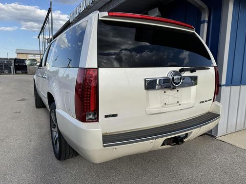 White 2010 Cadillac Escalade ESV Premium