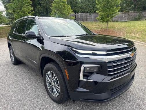 Mosaic Black Metallic 2025 Chevrolet Traverse LT