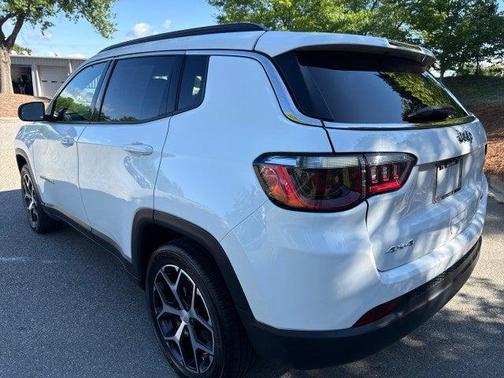 Bright White Clearcoat 2024 Jeep Compass Latitude