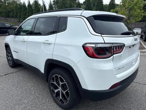 Bright White Clearcoat 2024 Jeep Compass Latitude