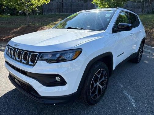 Bright White Clearcoat 2024 Jeep Compass Latitude