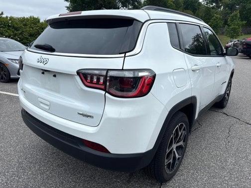 Bright White Clearcoat 2024 Jeep Compass Latitude