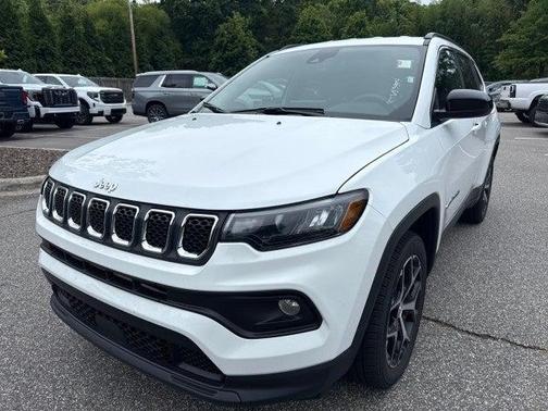 Bright White Clearcoat 2024 Jeep Compass Latitude