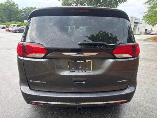 Granite Crystal Metallic Clearcoat 2017 Chrysler Pacifica Limited