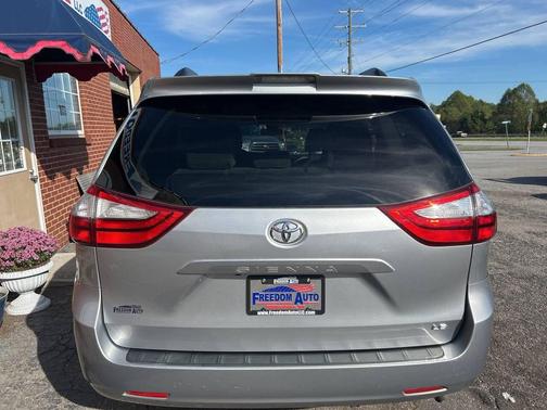 2018 Toyota Sienna LE