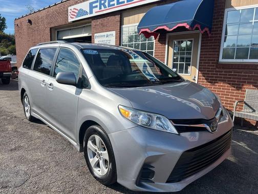 2018 Toyota Sienna LE