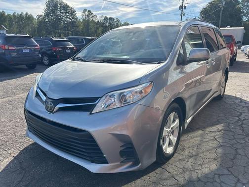 2018 Toyota Sienna LE