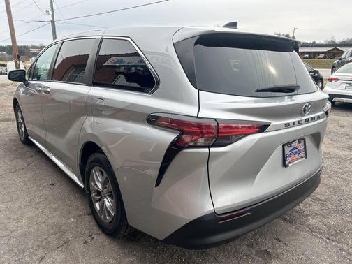 2021 Toyota Sienna LE