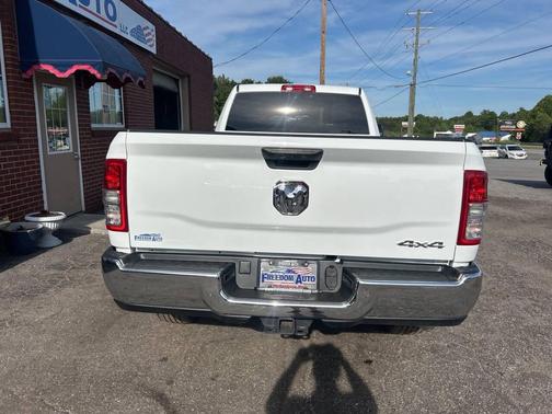 Bright White Clearcoat 2022 RAM 3500 Tradesman Crew Cab 4x4 8' Box