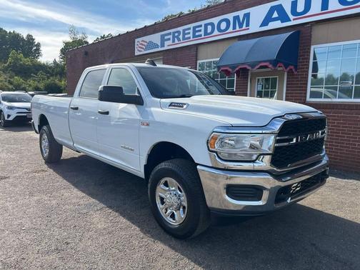 Bright White Clearcoat 2022 RAM 3500 Tradesman Crew Cab 4x4 8' Box