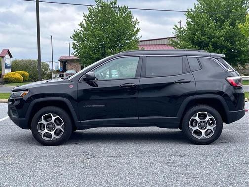 Diamond Black Crystal Pearlcoat 2022 Jeep Compass Trailhawk