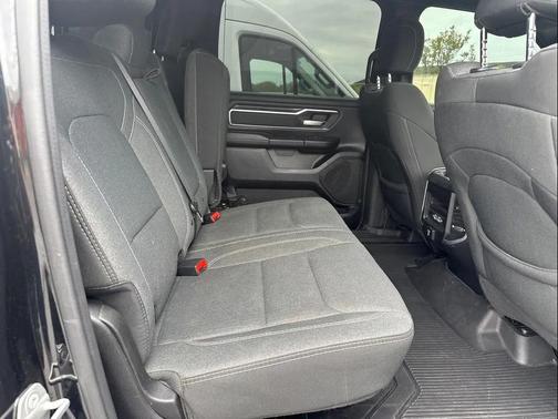 Diamond Black Crystal Pearlcoat 2021 RAM 1500 Big Horn/Lone Star
