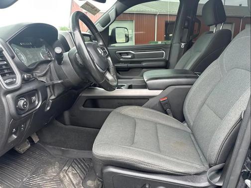 Diamond Black Crystal Pearlcoat 2021 RAM 1500 Big Horn/Lone Star