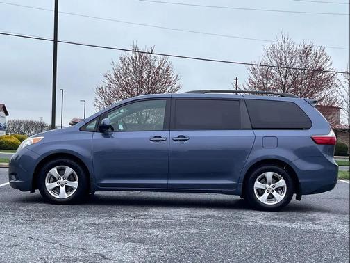 2016 Toyota Sienna LE