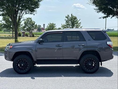Magnetic Gray Metallic 2018 Toyota 4Runner SR5