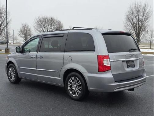 2014 Chrysler Town & Country Touring-L