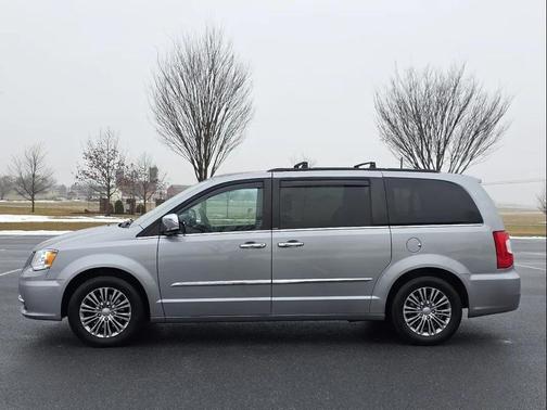 2014 Chrysler Town & Country Touring-L