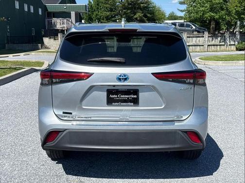 Celestial Silver Metallic 2022 Toyota Highlander Hybrid XLE