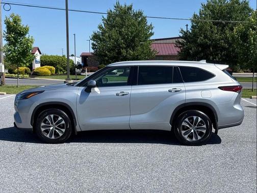 Celestial Silver Metallic 2022 Toyota Highlander Hybrid XLE
