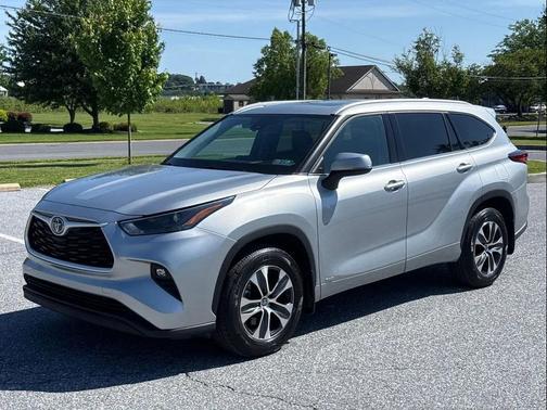 Celestial Silver Metallic 2022 Toyota Highlander Hybrid XLE